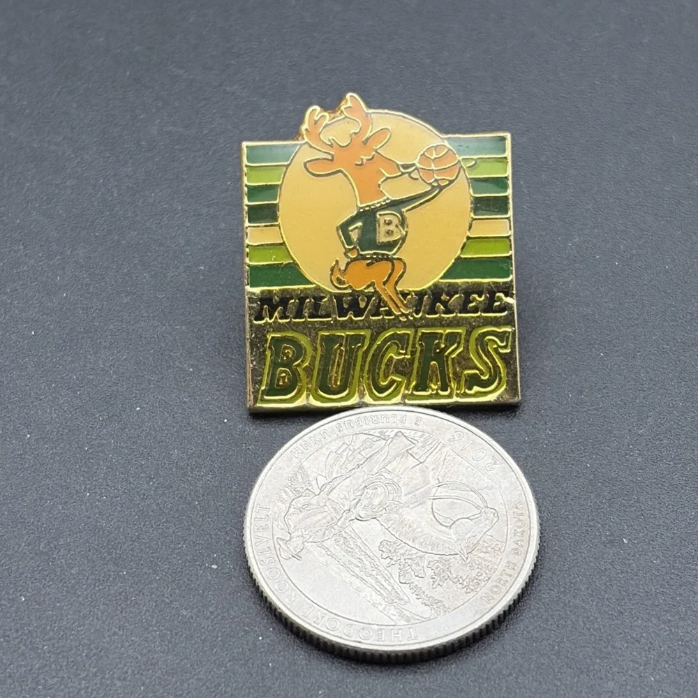 Vintage Milwaukee Bucks NBA‎ Basketball Mascot Logo Lapel Hat Pin